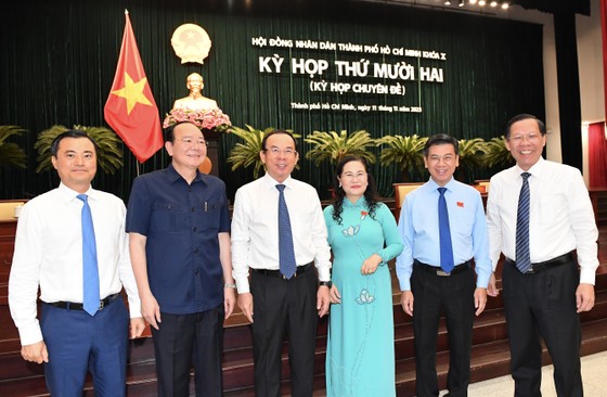 Bí thư Thành ủy TPHCM Nguyễn Văn Nên, Chủ tịch UBND TP. Hồ Chí Minh Phan Văn Mãi, Chủ tịch HĐND TP. Hồ Chí Minh Nguyễn Thị Lệ cùng các đồng chí lãnh đạo tại kỳ họp.
